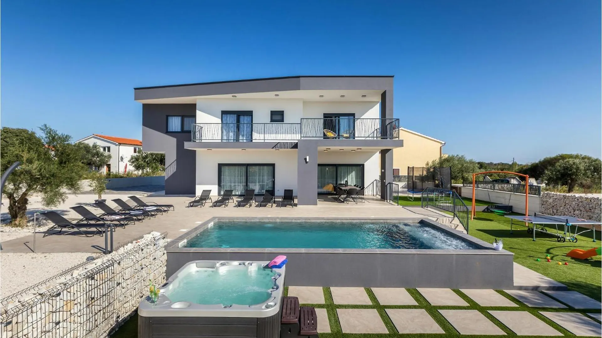 5 Bedroom Amazing Home In Galizana