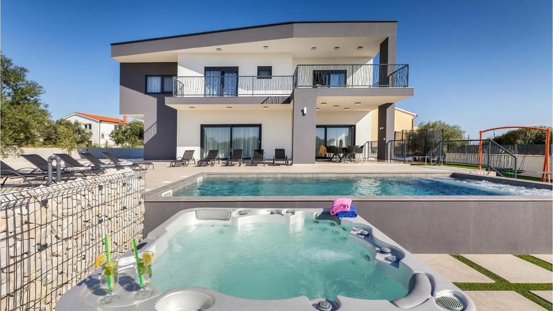 5 Bedroom Amazing Home In Galizana Holiday home