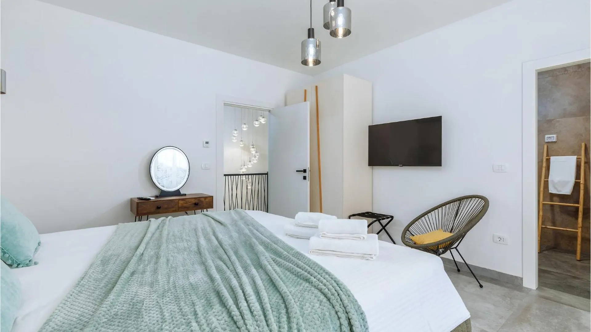 5 Bedroom Amazing Home In Galizana