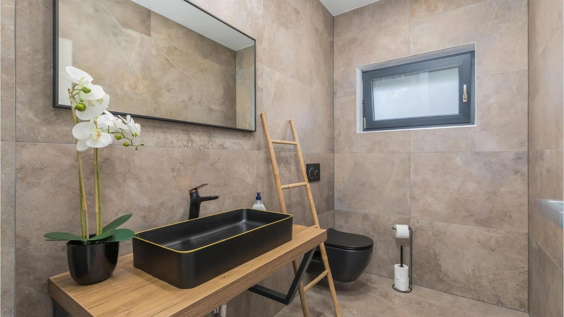 Holiday home 5 Bedroom Amazing Home In Galizana