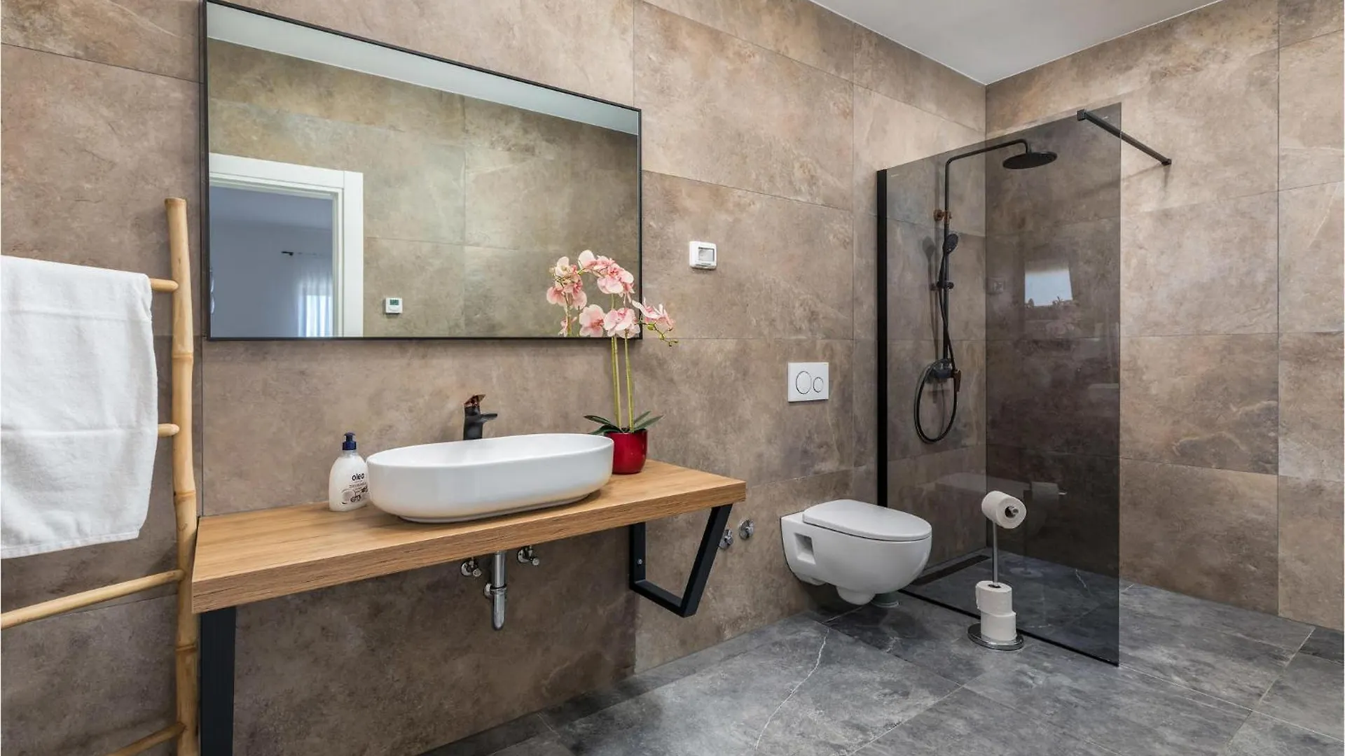 5 Bedroom Amazing Home In Galizana 0*,