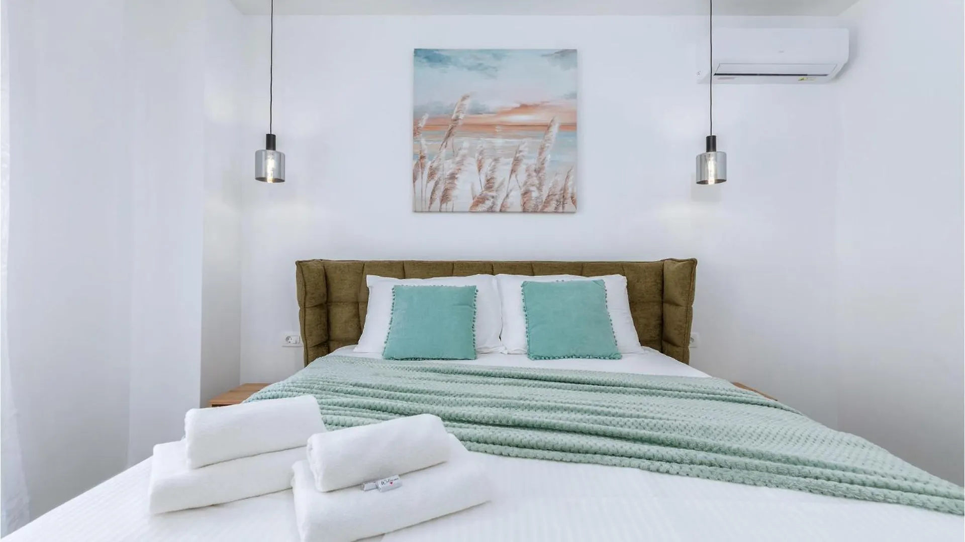 5 Bedroom Amazing Home In Galizana